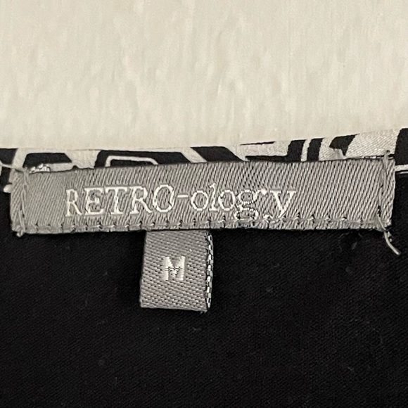 RETRO-ology Black Ivory Geometric Print Dolman Short Sleeve Hi-Low Top - Picture 3 of 4